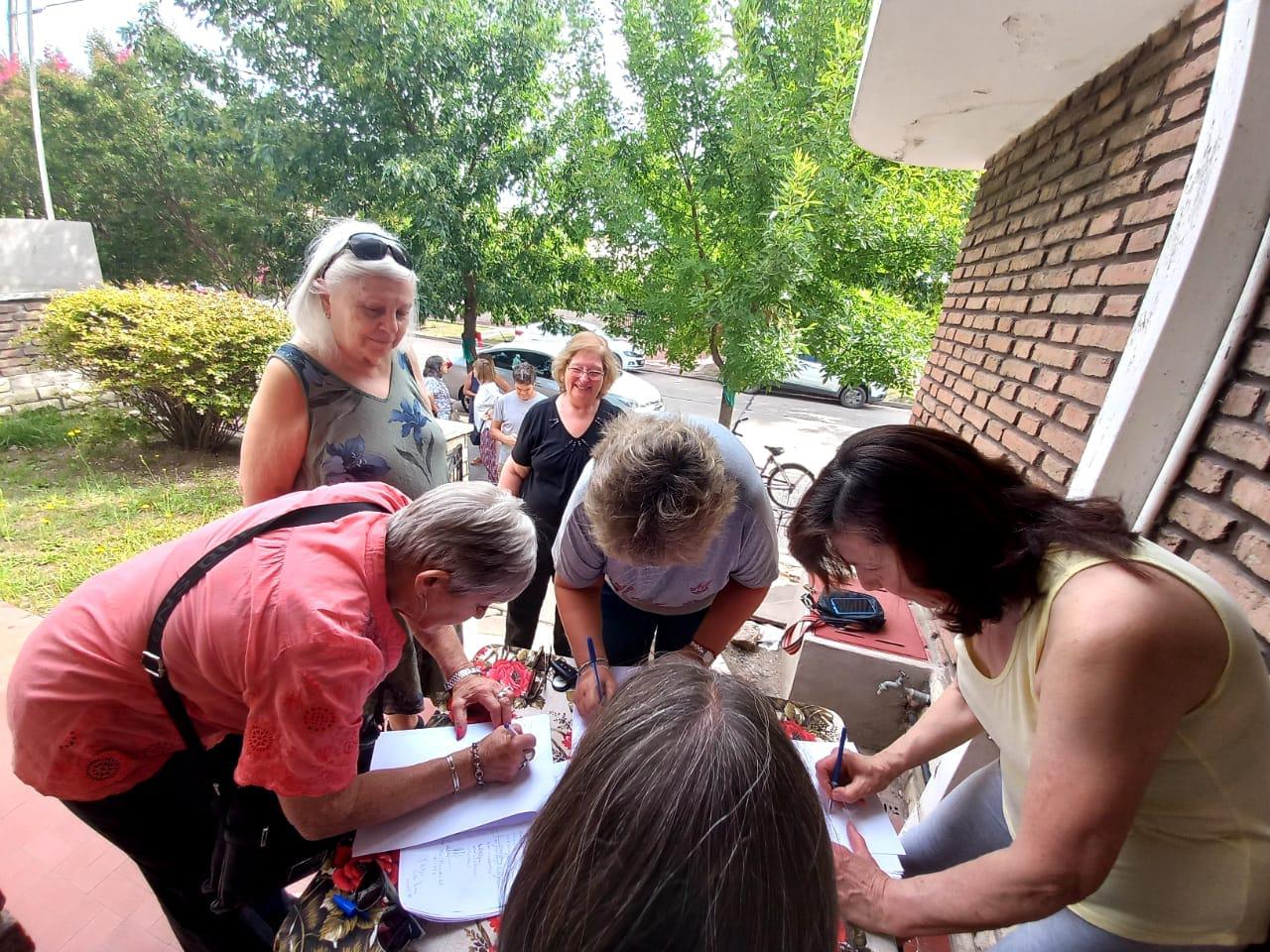 imagen vecinos de Pehuajó firman petitorio para que no se cambie el nombre de la plaza