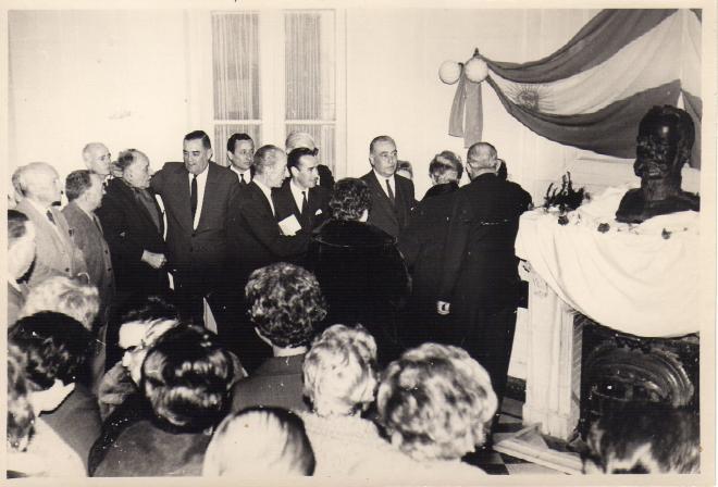 imagen del busto en el Club General La Madrid