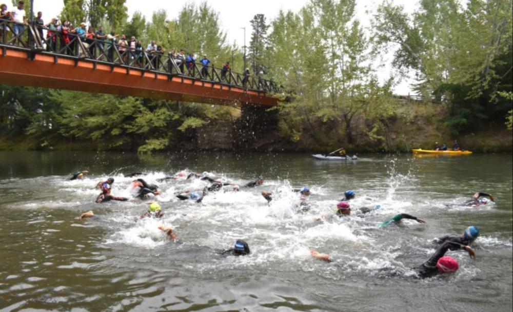 Imagen natacion en relew