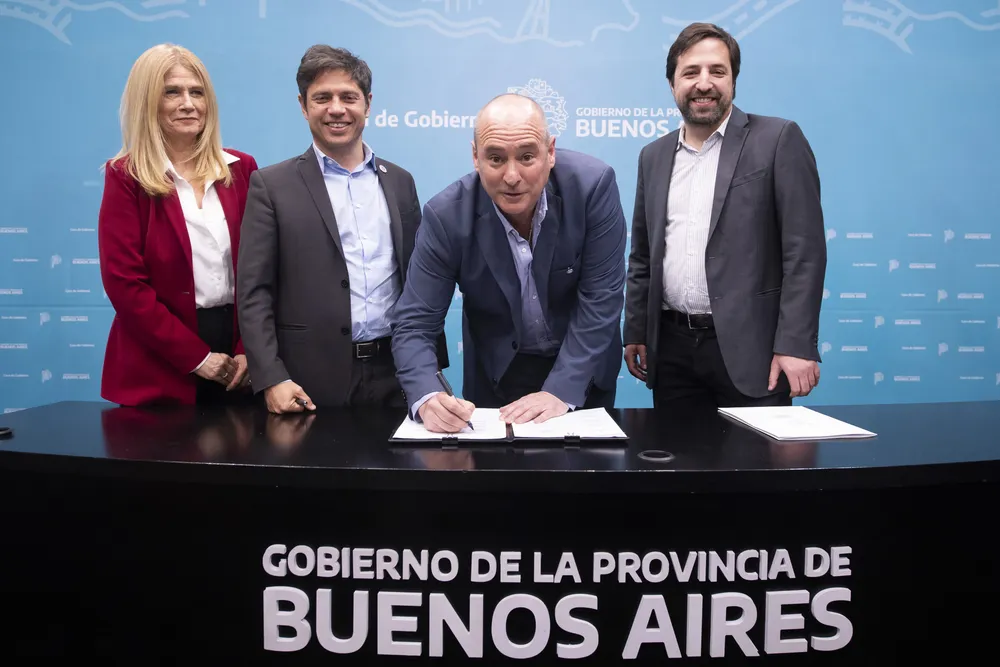 Imagen Randazzo firma de convenio IOMA