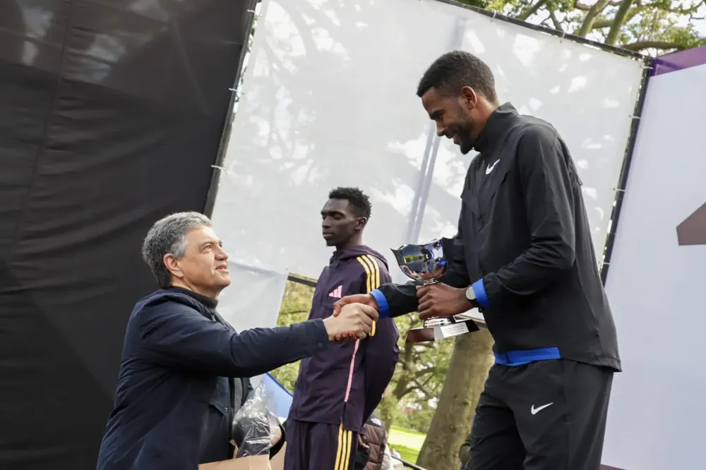 imagen entrega premio media maraton